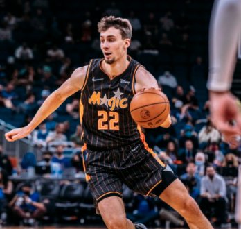 展现出压倒 展现出压倒